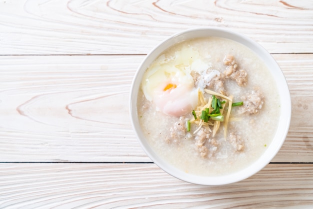 congee con carne di maiale tritata in ciotola