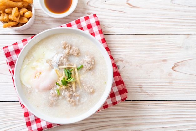 congee con carne di maiale tritata in ciotola