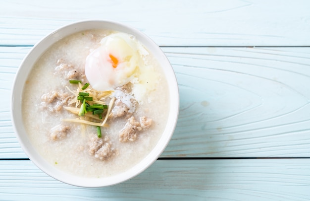 congee con carne di maiale tritata in ciotola