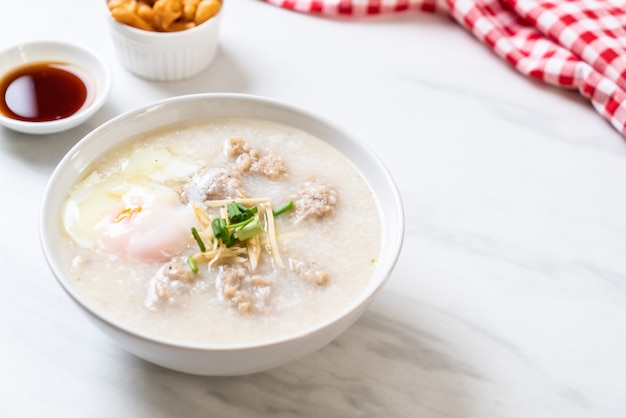 congee con carne di maiale tritata in ciotola