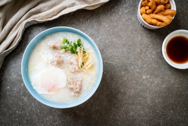 congee con carne di maiale tritata in ciotola