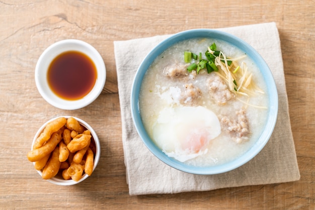 congee con carne di maiale tritata in ciotola