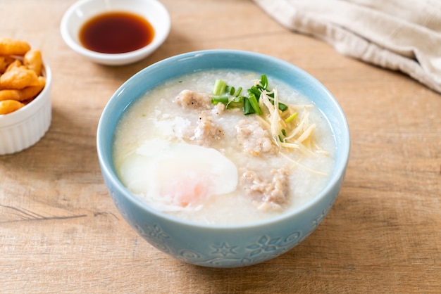 congee con carne di maiale tritata in ciotola