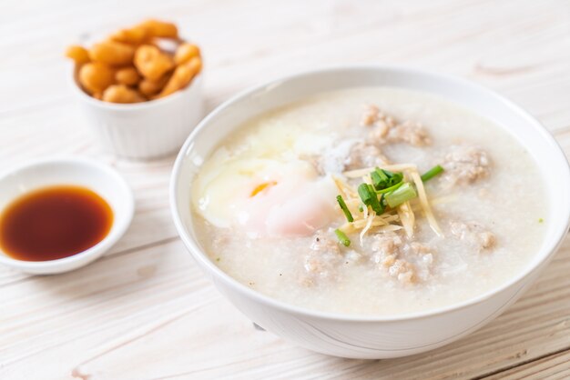 congee con carne di maiale tritata in ciotola