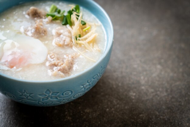 congee con carne di maiale tritata in ciotola