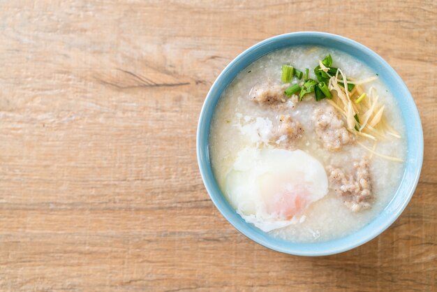 congee con carne di maiale tritata in ciotola