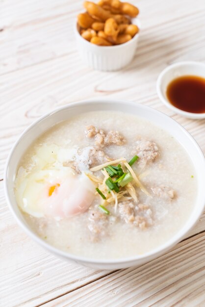 congee con carne di maiale tritata in ciotola