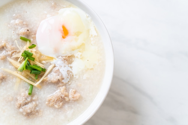 congee con carne di maiale tritata in ciotola