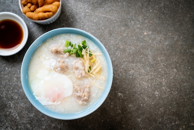 congee con carne di maiale tritata in ciotola