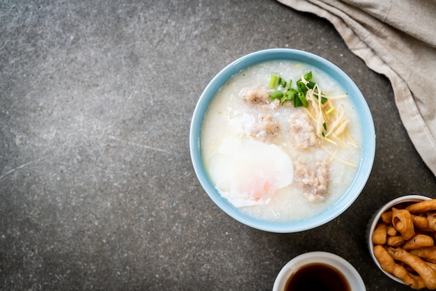 congee con carne di maiale tritata in ciotola