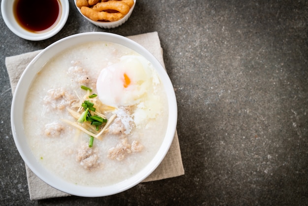 congee con carne di maiale tritata in ciotola