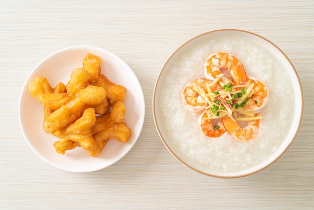 Congee con gamberetti e zenzero fresco sopra