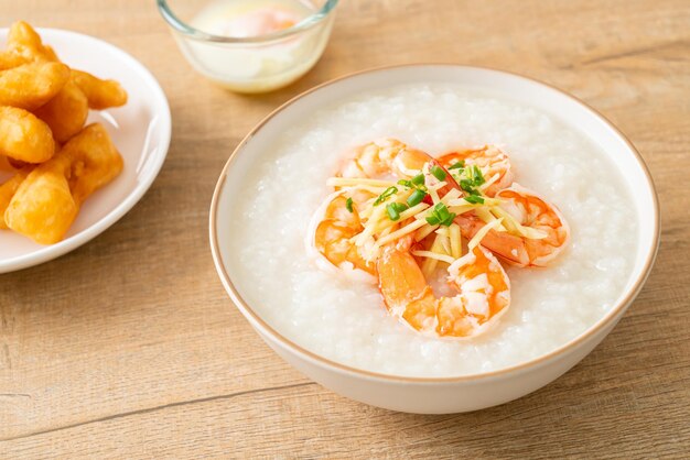 Congee con gamberi e zenzero fresco sopra