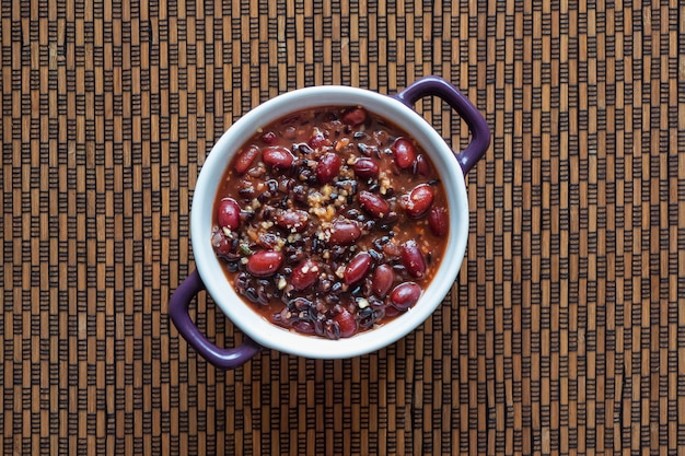 Congee di fagioli rossi. Piatto cinese con fagioli rossi.