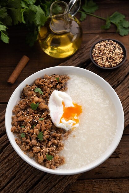 congee spaziale con carne di maiale e uova su cibo a legna