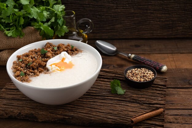 congee spaziale con carne di maiale e uova su cibo a legna