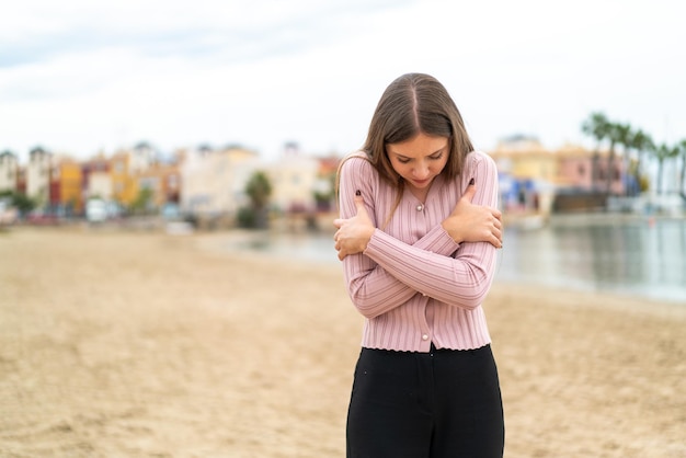 Congelamento della giovane donna abbastanza bionda