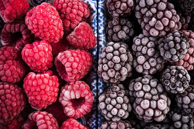 Congelati frutti di mora e lampone si chiuda