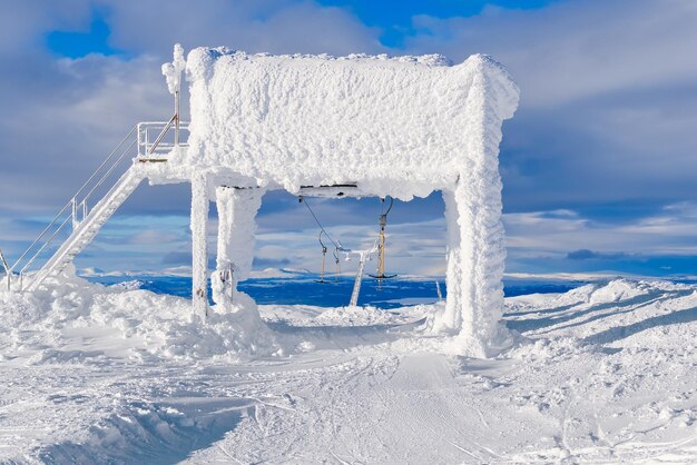 Congelati pali di supporto funicolare skilift tecnologia stazione sciistica stazione di montagna
