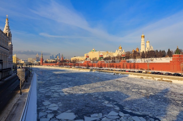 Congelato il fiume Moscova contro il Cremlino di Mosca in inverno