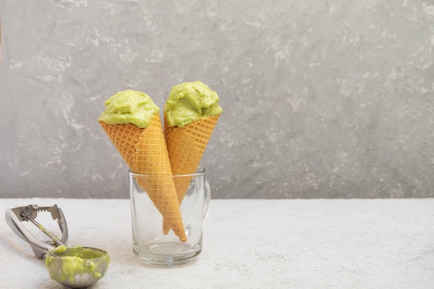 Coni di cialde con gelato di avocado facile e salutare