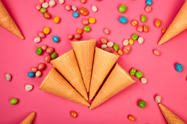 Coni di cialde di gelato con caramelle colorate