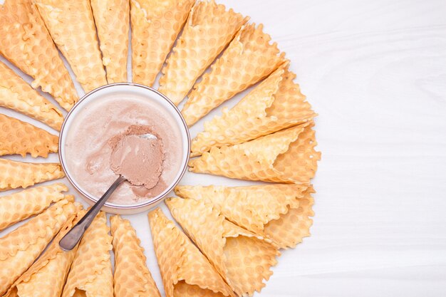 Coni di cialde fatti in casa per gelato