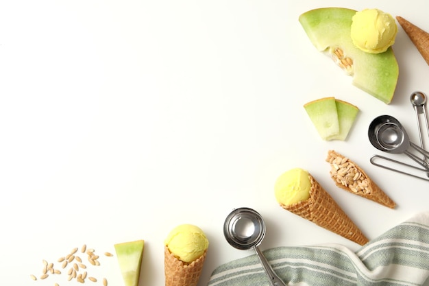 Coni di gelato con pezzi di melone fresco su uno sfondo bianco