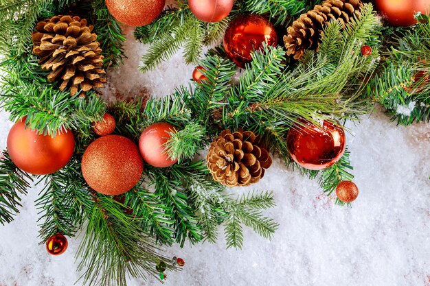 Coni di pino sull'albero di Natale