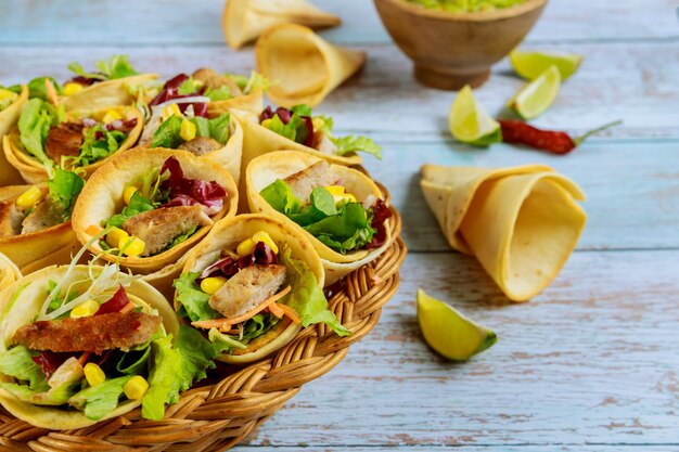 Coni di tortillas al forno con lattuga e carne