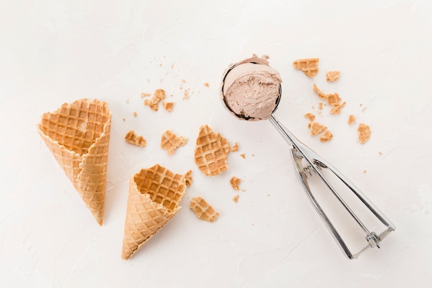 Coni e gelato croccanti della cialda su fondo leggero