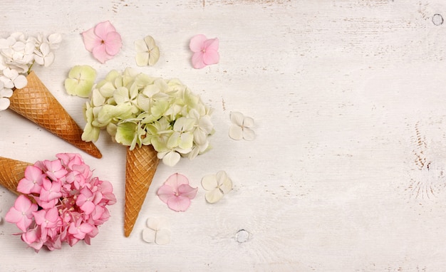 Coni gelato con bellissimi fiori