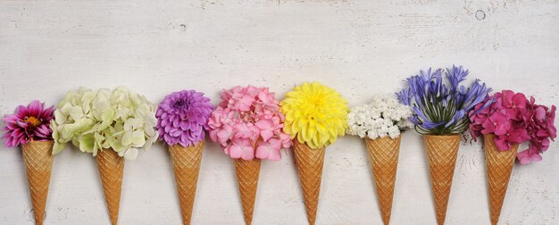 Coni gelato con bellissimi fiori