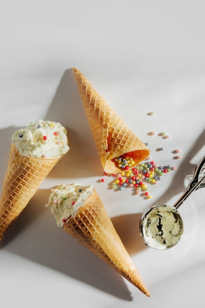 Coni gelato con cucchiaio su sfondo bianco. concetto di estate.