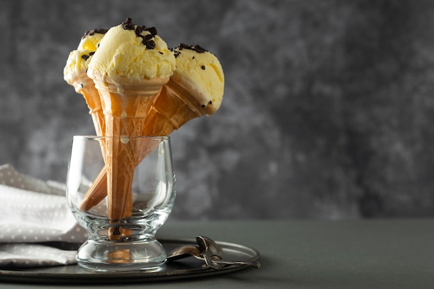 Coni gelato in barattolo di vetro. Cibi estivi, gelato alla vaniglia.