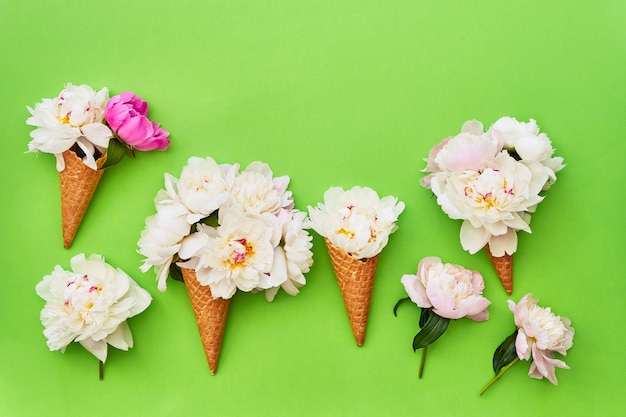 Coni gelato Waffle con fiori di peonia bianca