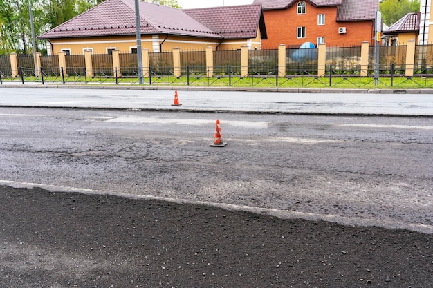 Coni stradali Whiteorange sull'autostrada della città durante le riparazioni stradali