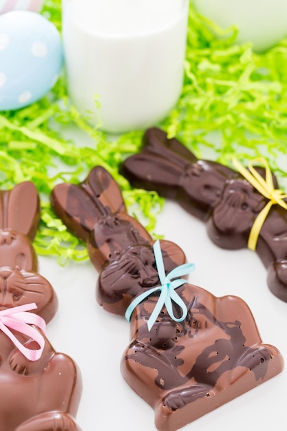 Coniglietti pasquali di cioccolato a base di cioccolato al latte e fondente.