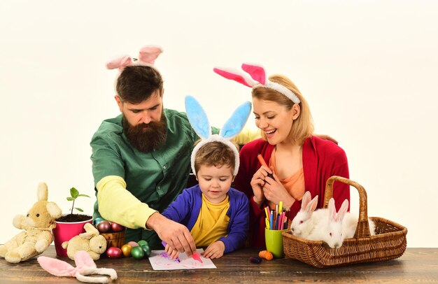 Coniglietto di famiglia delle uova di Pasqua con orecchie da coniglio divertenti.