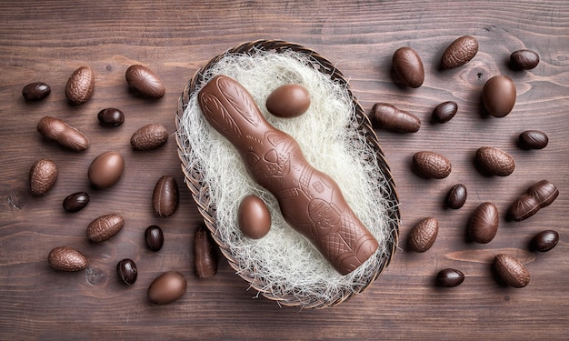 Coniglietto di Pasqua al cioccolato all'interno di un cestino