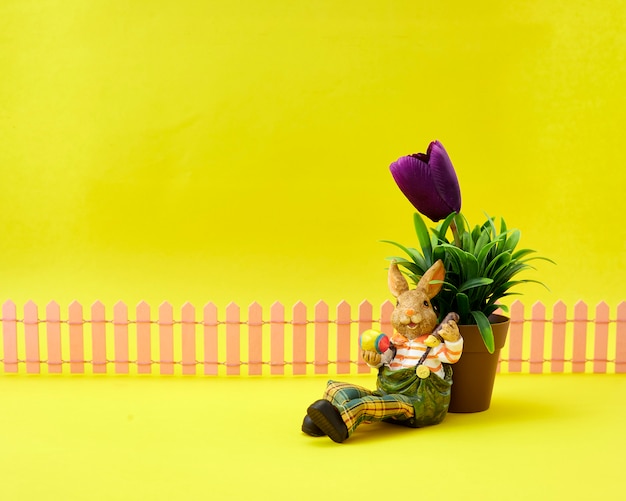 Coniglietto di Pasqua con tulipani.