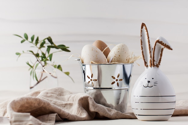 Coniglietto di Pasqua e uova di Pasqua in un secchio