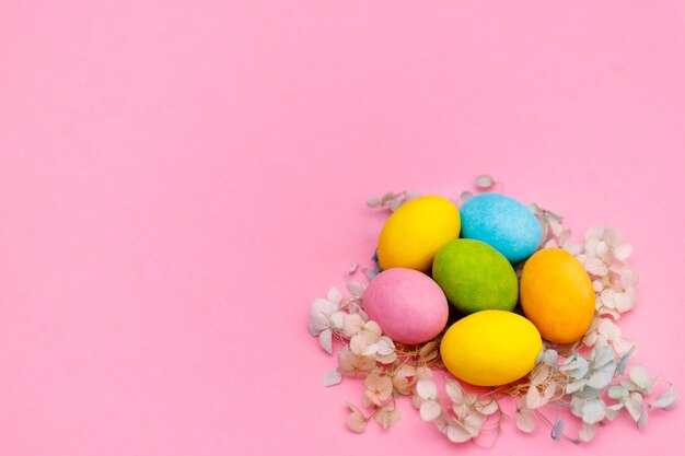 Coniglietto di Pasqua. Felice Pasqua vacanze il concetto di sfondo.piatto laici colorato uovo di coniglietto con accessorio per la celebrazione su moderno rustico rosa pastello carta a casa scrivania in ufficio.