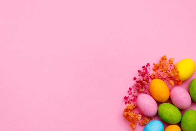 Coniglietto di Pasqua. Felice Pasqua vacanze il concetto di sfondo.piatto laici colorato uovo di coniglietto con accessorio per la celebrazione su moderno rustico rosa pastello carta a casa scrivania in ufficio.