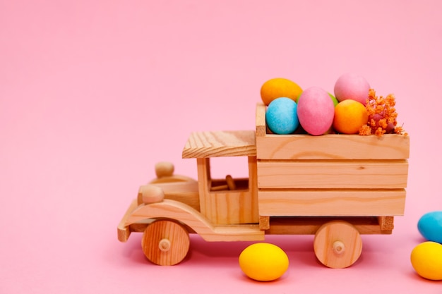 Coniglietto di Pasqua. Felice Pasqua vacanze il concetto di sfondo.piatto laici colorato uovo di coniglietto con accessorio per la celebrazione su moderno rustico rosa pastello carta a casa scrivania in ufficio.