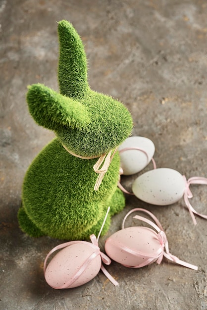 Coniglietto e uova di Pasqua di buona pasqua su fondo di legno