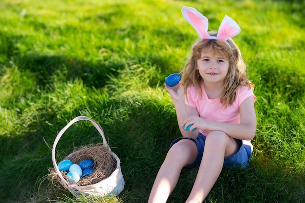 Coniglietto pasqua bambino bambini caccia uova di pasqua cestino di pasqua ragazzo con uova di pasqua e orecchie da coniglio in bac