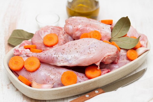 Coniglio crudo con carota sul piatto