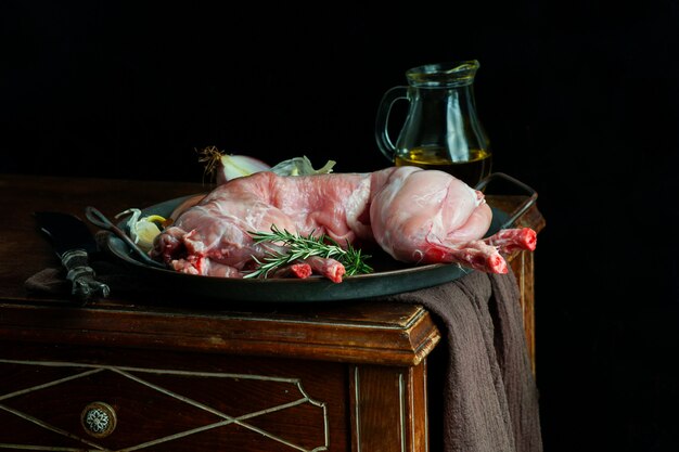 Coniglio crudo fresco Lepre sul vecchio tavolo di legno, stile scuro