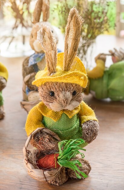 Coniglio di Pasqua fatto a mano con materiali di fieno. per decorare e festeggiare il giorno di Pasqua.